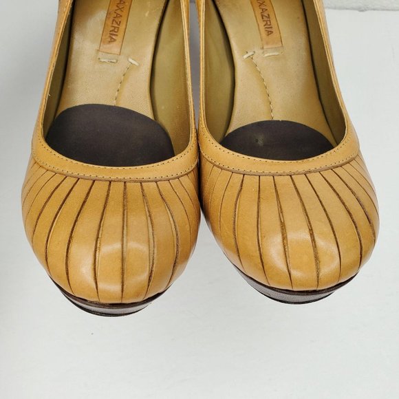BCBG Maxazaria Tan Leather Heels EUC - Picture 9 of 16
